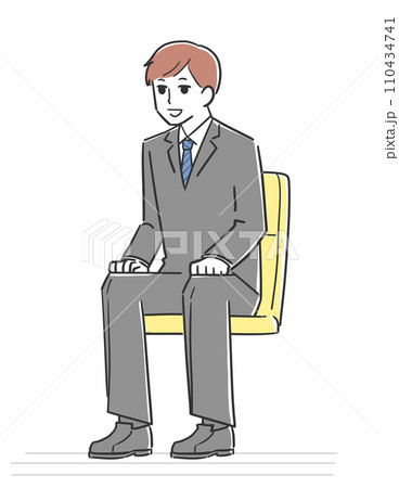 椅子に座って話す男性 110434741