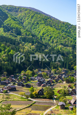 世界遺産　白川郷合掌造り集落　俯瞰 110434887