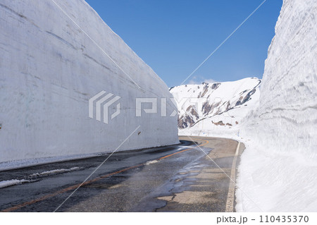 雪の大谷　立山黒部アルペンルート 110435370