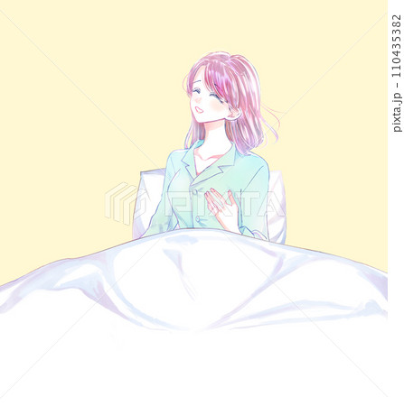 ベッドの上のすっきりした雰囲気のパジャマの女性 110435382