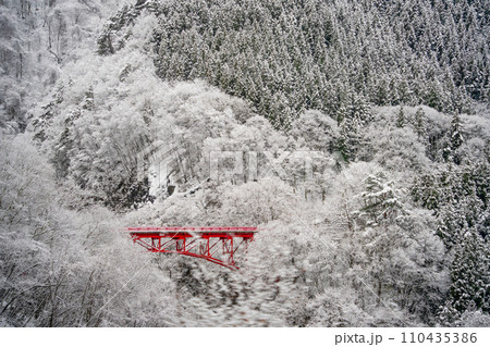 雪景色（信州松川渓谷高井橋） 110435386