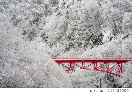雪景色(信州松川渓谷高井橋) 雪景色(信州松川渓谷高井橋) 110435390