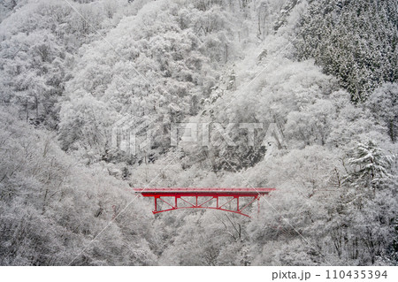雪景色（信州松川渓谷高井橋） 110435394