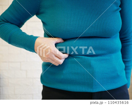 肥満に悩む高齢女性の正面 肥満に悩む高齢女性の正面 110435616