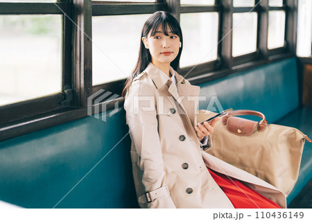 電車で音楽を聴く女性 電車で音楽を聴く女性 110436149
