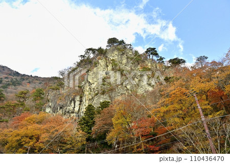 紅葉する塩原渓谷の天狗岩 紅葉する塩原渓谷の天狗岩 110436470