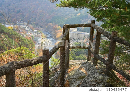塩原渓谷を見下ろす天狗岩頂上の見晴し場 塩原渓谷を見下ろす天狗岩頂上の見晴し場 110436477