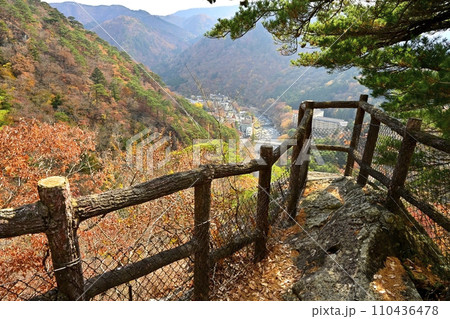 塩原渓谷を見下ろす天狗岩頂上の見晴し場 110436478