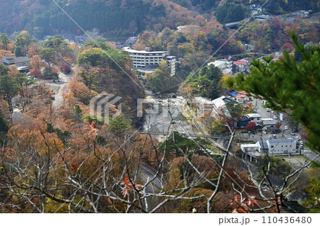 塩原渓谷の天狗岩頂上の見晴し場から見下ろす温泉街 塩原渓谷の天狗岩頂上の見晴し場から見下ろす温泉街 110436480