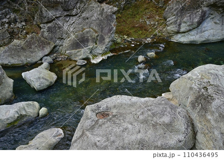 塩原渓谷の箒川の流れに岩 110436495