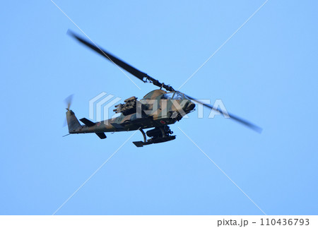 飛行中の陸上自衛隊AH-1Sヘリコプター 飛行中の陸上自衛隊AH-1Sヘリコプター 110436793