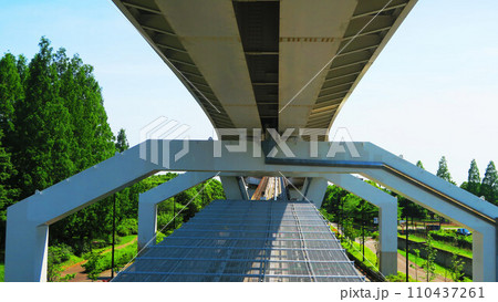 日暮里・舎人ライナーの舎人公園駅付近の高架の風景 日暮里・舎人ライナーの舎人公園駅付近の高架の風景 110437261