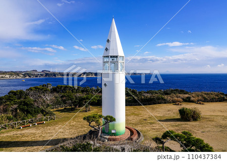 城ヶ島東端に建つ三浦大根をイメージした安房埼灯台(神奈川県三浦市) 城ヶ島東端に建つ三浦大根をイメージした安房埼灯台(神奈川県三浦市) 110437384