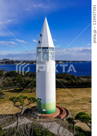 城ヶ島東端に建つ三浦大根をイメージした安房埼灯台（神奈川県三浦市） 110437391