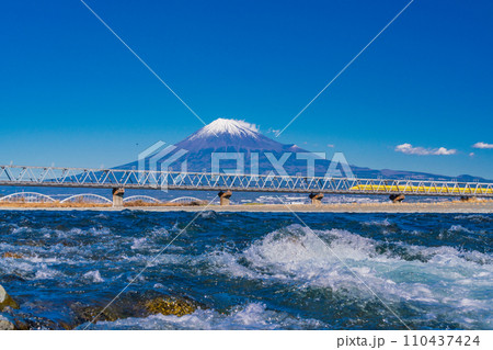（静岡県）富士山を背に、急流の富士川鉄橋を渡る新幹線ドクターイエロー 110437424