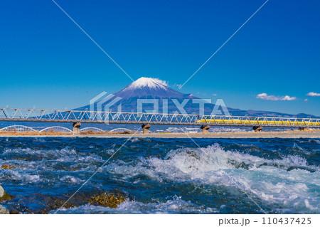 静岡県）富士山を背に、急流の富士川鉄橋を渡る新幹線ドクター