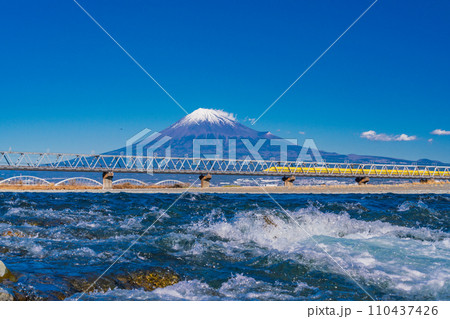 （静岡県）富士山を背に、急流の富士川鉄橋を渡る新幹線ドクターイエロー 110437426