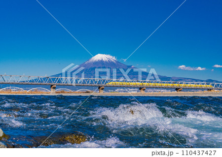 （静岡県）富士山を背に、急流の富士川鉄橋を渡る新幹線ドクターイエロー 110437427