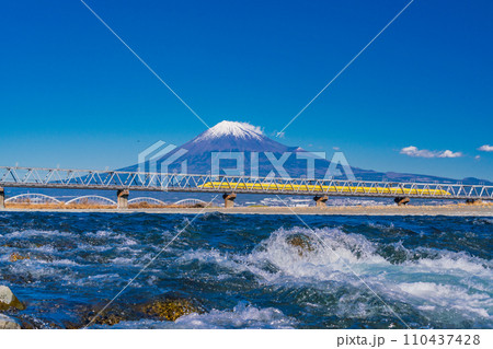 （静岡県）富士山を背に、急流の富士川鉄橋を渡る新幹線ドクターイエロー 110437428
