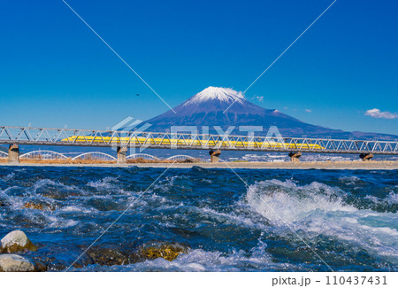 (静岡県)富士山を背に、急流の富士川鉄橋を渡る新幹線ドクターイエロー (静岡県)富士山を背に、急流の富士川鉄橋を渡る新幹線ドクターイエロー 110437431