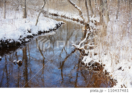 雪の積もったウトナイ湖の赤い川 110437481