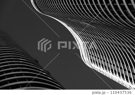 Monochrome image of contrasting skyscrapers 110437536