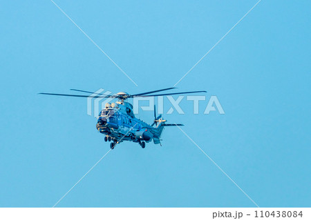 空を飛ぶヘリコプター 110438084