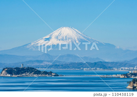 逗子からの江ノ島と富士山 110438119