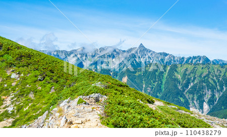 夏の常念岳登山(前常念岳~常念岳:槍ヶ岳を望む) 夏の常念岳登山(前常念岳~常念岳:槍ヶ岳を望む) 110438279