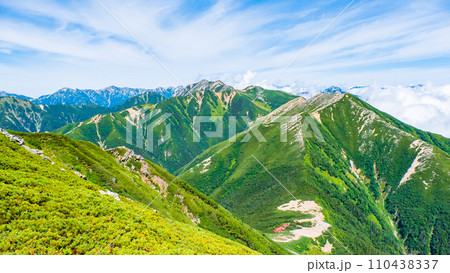夏の常念岳登山(前常念岳~常念岳:大天井岳方面の眺め) 夏の常念岳登山(前常念岳~常念岳:大天井岳方面の眺め) 110438337