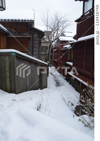 雪化粧の金沢主計町 雪化粧の金沢主計町 110438748