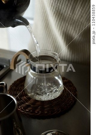 コーヒーを淹れる準備をしているところ 110438859