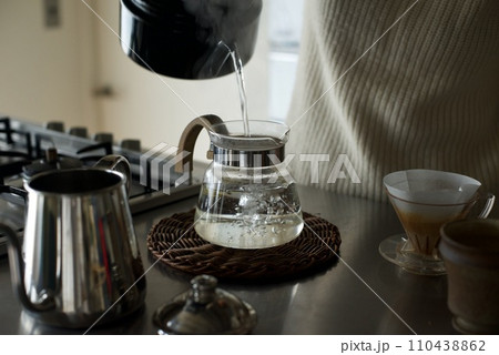コーヒーを淹れる準備をしているところ 110438862