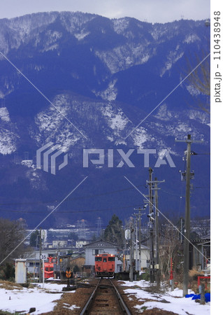 聳える飛騨山脈のもと城端駅に停車するキハ40形気動車_2023/12/29撮影 聳える飛騨山脈のもと城端駅に停車するキハ40形気動車_2023/12/29撮影 110438948