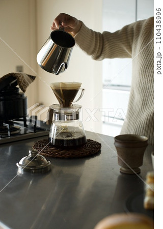 ハンドドリップでコーヒーを淹れているところ ハンドドリップでコーヒーを淹れているところ 110438996