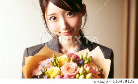 嬉しそうに花束を持つ若い女性の会社員　（AI生成） 110439128