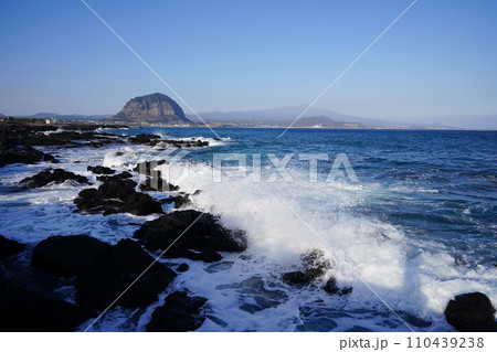waves breaking on the rocks 110439238