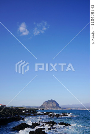 waves breaking on the rocks 110439243