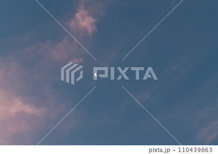 青い空、朝焼け雲に浮かぶ月齢21.7下弦の月 110439863