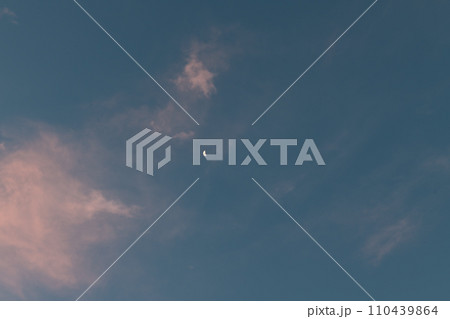 青い空、朝焼け雲に浮かぶ月齢21.7下弦の月 110439864