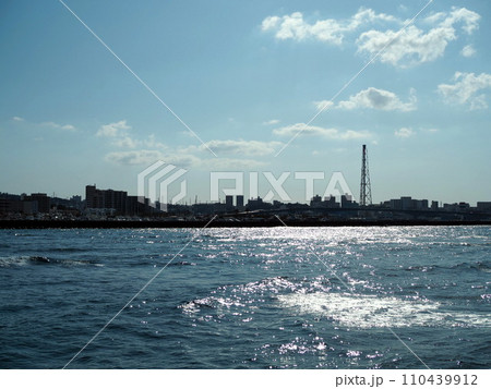 海の向こうに大きな橋が見える 海の向こうに大きな橋が見える 110439912