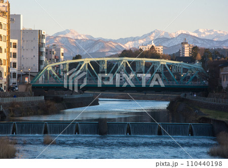 冬の金沢犀川大橋 110440198