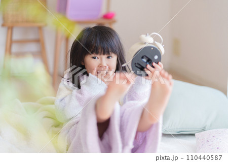 朝ベッドから起きる子供 朝ベッドから起きる子供 110440587