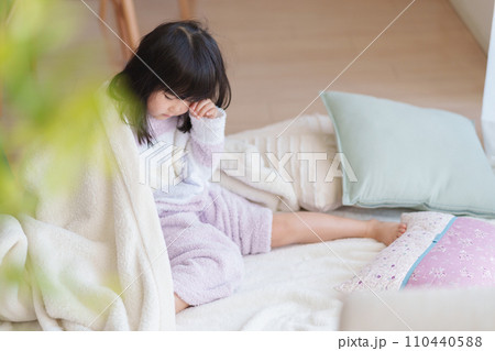 朝ベッドから起きる子供 朝ベッドから起きる子供 110440588
