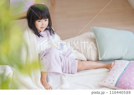 朝ベッドから起きる子供 110440589