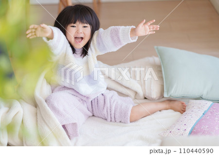 朝ベッドから起きる子供 朝ベッドから起きる子供 110440590