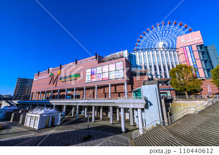 日本の横浜都市景観 1月。センター北駅前・青空に映える観覧車や都築阪急などを望む=令和6年1月9日 日本の横浜都市景観 1月。センター北駅前・青空に映える観覧車や都築阪急などを望む=令和6年1月9日 110440612