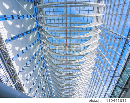 (東京都)美しい建築で知られる東京国際フォーラムの内観 (東京都)美しい建築で知られる東京国際フォーラムの内観 110441051