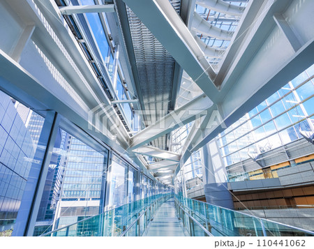 （東京都）美しい建築で知られる東京国際フォーラムの内観 110441062