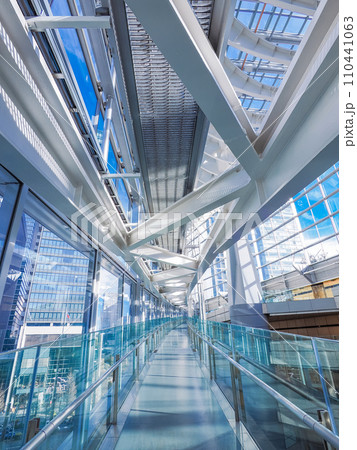 (東京都)美しい建築で知られる東京国際フォーラムの内観 (東京都)美しい建築で知られる東京国際フォーラムの内観 110441063
